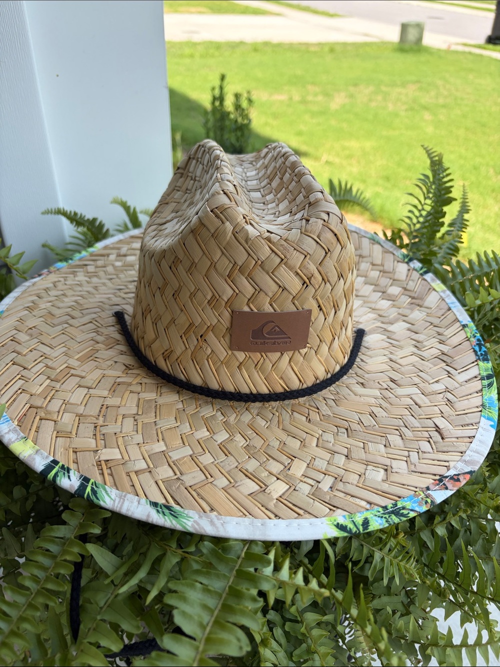 NWOT Quiksilver Natural Straw Hat with Black Chin Cord and Tropical Brim